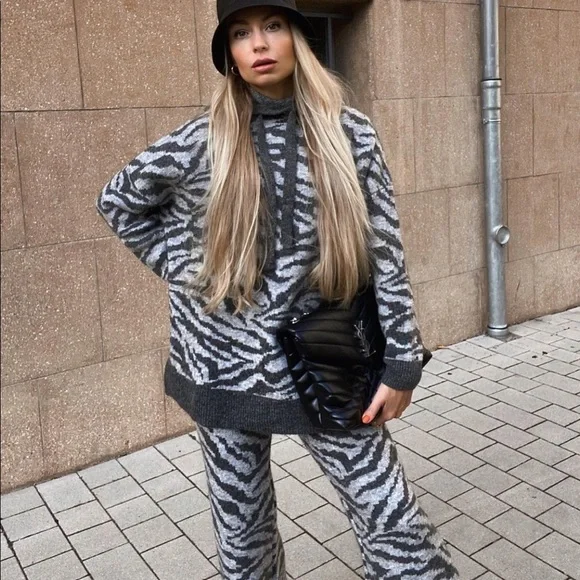 Zara Set - Animal Jacquard Wool and Alpaca Blend Sweatshirt & Pants - Picture 3 of 16